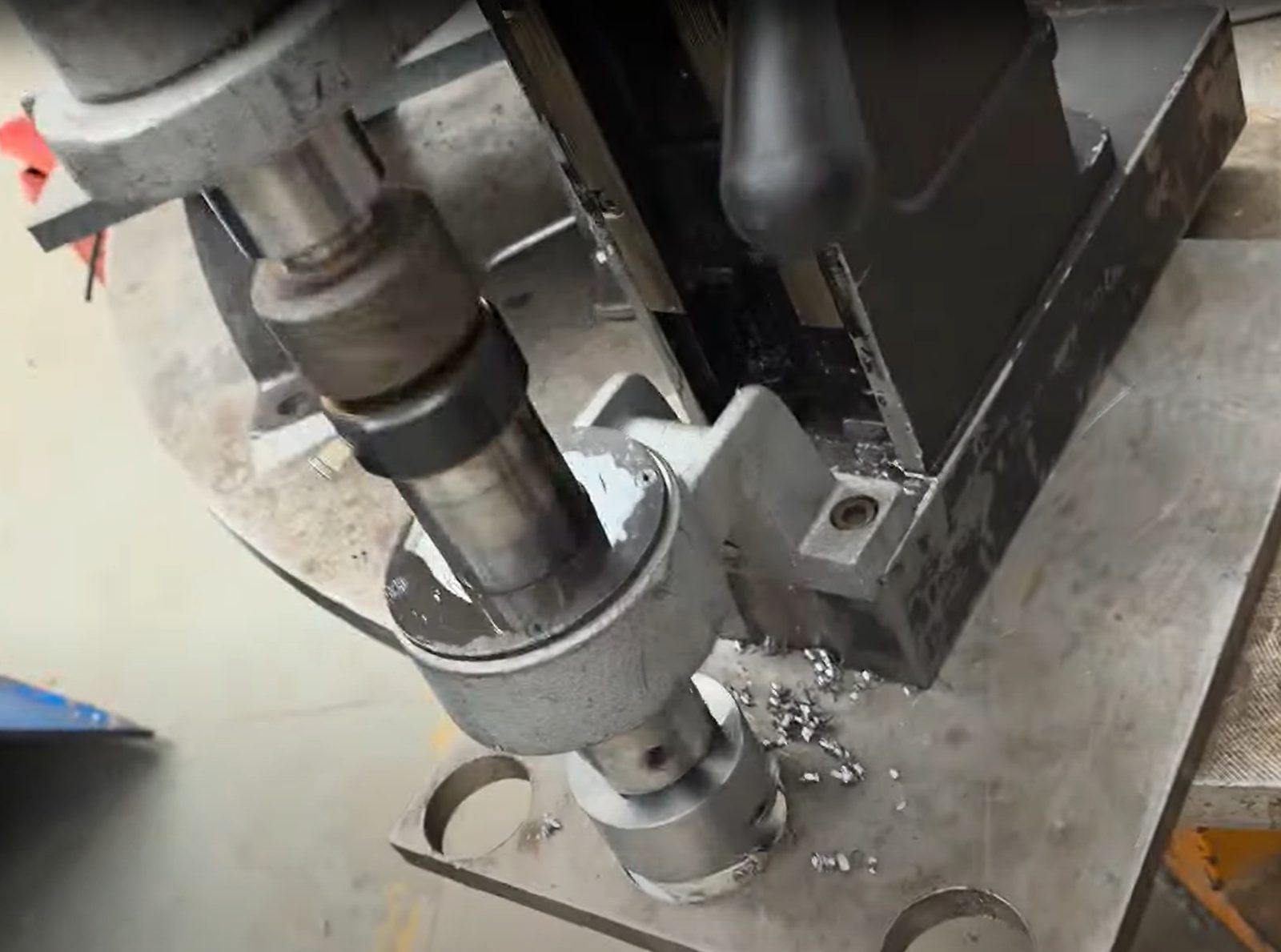 Magneetboormachine bij het uitboren van een boring