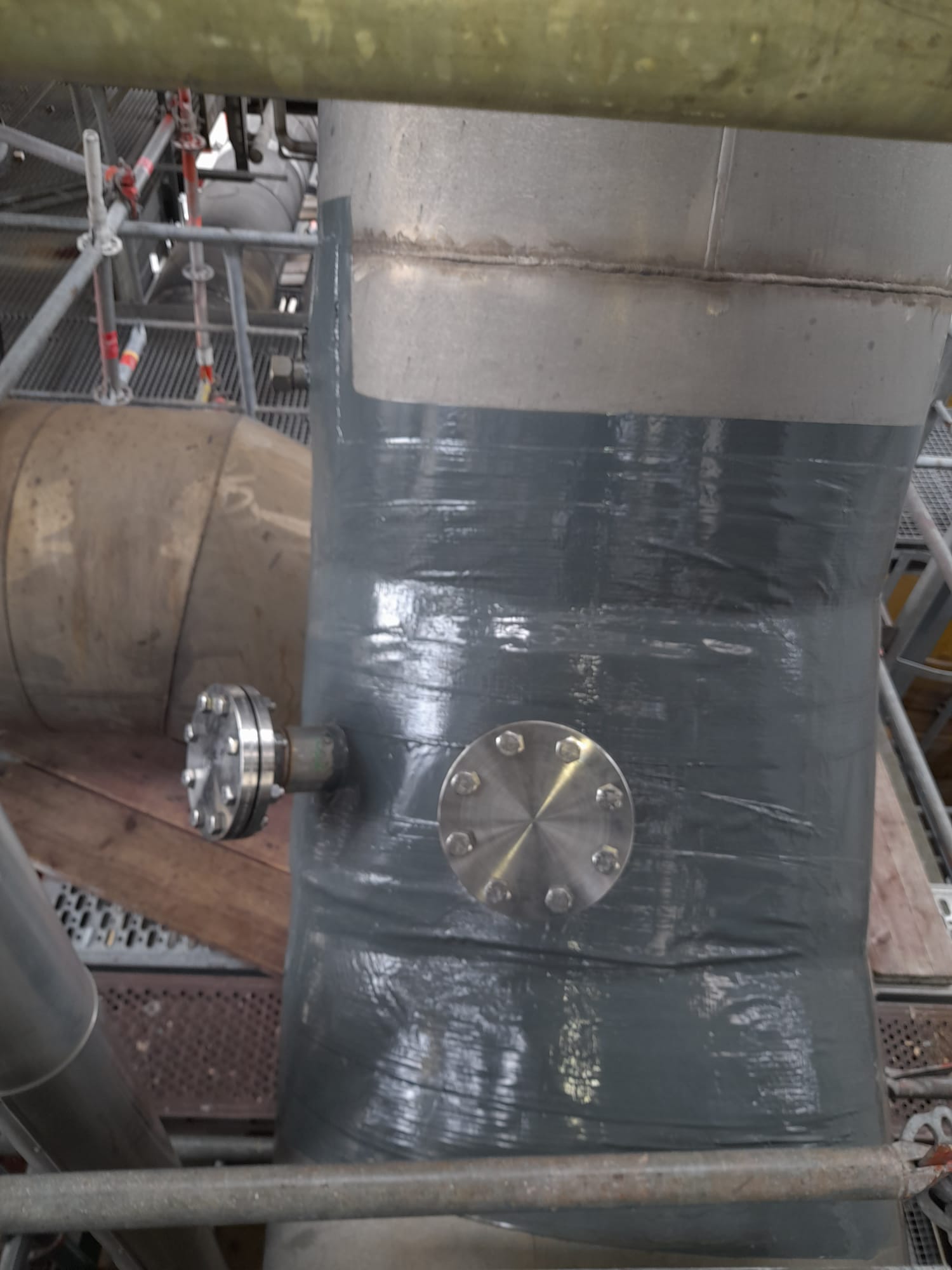 Cold hot tap: hot-tapping without welding and without shutting down